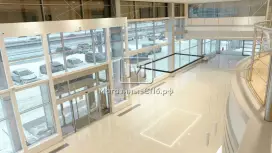 Крупная площадь под автосалон. Витрины, ремонт Крупная площадь под автосалон. Витрины, ремонт