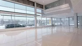 Крупная площадь под автосалон. Витрины, ремонт Крупная площадь под автосалон. Витрины, ремонт