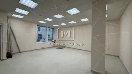 У метро витрины  110 кв.метров, 1 этаж